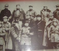 1937年春，贺龙（前排右1）、关向应（前排左4）、王震（前排右5）、贺炳炎（前排左3）、廖汉生（后排左3）等在陕北与红军小战士合影。