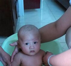 昨天偷拍三个月大的宝宝洗澡！~你看他萌不？