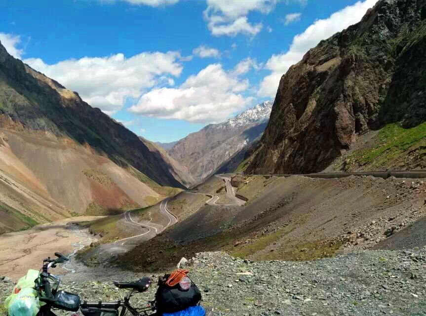 骑行哈希勒根达坂路景