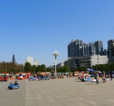 春日下的市民广场与公园
