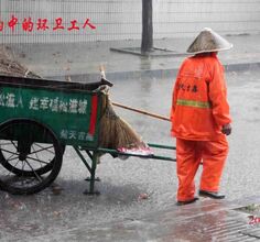 大雨中的松滋环卫工人